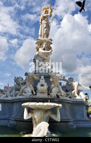 Fontana di Pallade Atena davanti alla casa del parlamento sulla Ring Road, Vienna, Austria, Europa, giugno 2011 Foto Stock