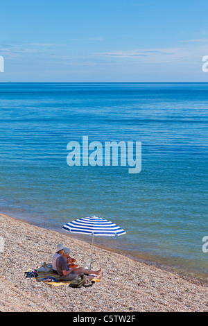 Seaton Beach Seaton Devon anziano coppia avendo un picnic sulla spiaggia di Seaton Devon Lyme Bay Inghilterra UK GB Europa Foto Stock