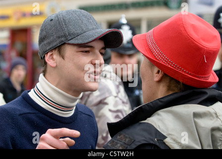 Exeter Difesa inglese membro della Lega sostiene con il pubblico in Exeter City Centre Foto Stock