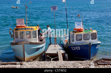 Due barche da pesca andando sulla pesca dello sgombro viaggi dalla spiaggia di birra Devon Lyme Bay Inghilterra UK GB EU Europe Foto Stock