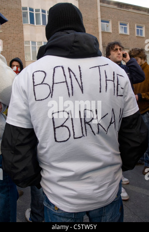 Una difesa inglese membro della lega con il divieto di burka sulla sua schiena durante l'EDL del piccolo raduno a Exeter City Center. Foto Stock