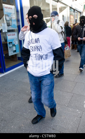 Difesa inglese membro della Lega "va shopping' durante l'EDL del piccolo raduno a Exeter City Center. Foto Stock