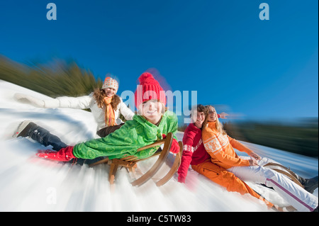 Austria, Salzburger Land, Altenmarkt, Famiglia slittino Foto Stock