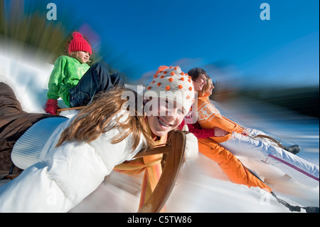 Austria, Salzburger Land, Altenmarkt, Famiglia slittino Foto Stock