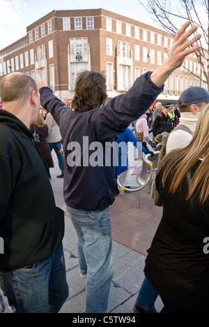 Inglese Lega difesa membri pungolo e gridare alla celebrazione della diversità gruppo durante l'EDL del piccolo raduno a Exeter. Foto Stock