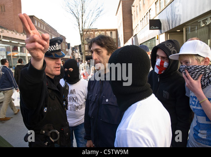 La polizia si muovono sulla difesa inglese i membri della Lega durante l'EDL del piccolo raduno a Exeter City Center. Foto Stock