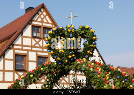 In Germania, in Baviera, Franconia, Svizzera della Franconia, Kirchehrenbach, vista decorate pasqua con telaio di legno in casa Foto Stock