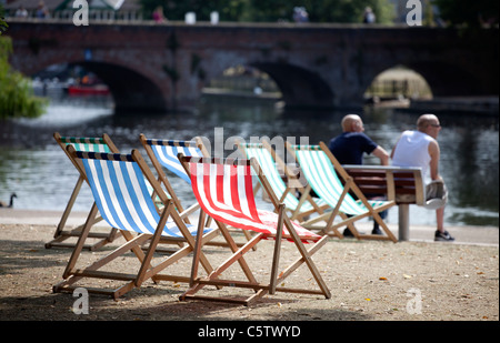 Svuotare sdraio sulle rive del fiume Avon a Stratford upon Avon, Warwickshire, Inghilterra, Regno Unito Foto Stock