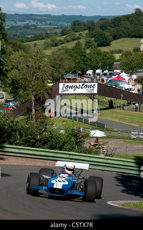 Sedile unico racing cars race su per la collina fino al Prescott Speed Hill Climb vicino a Cheltenham nel Gloucestershire. Foto Stock