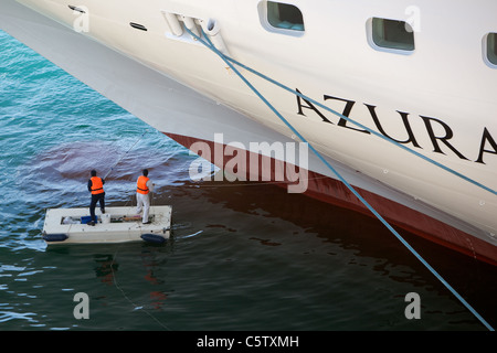 Marinai accuratamente equilibrata pittura presso la prua di una nave.Il porto di Gibilterra. Foto Stock