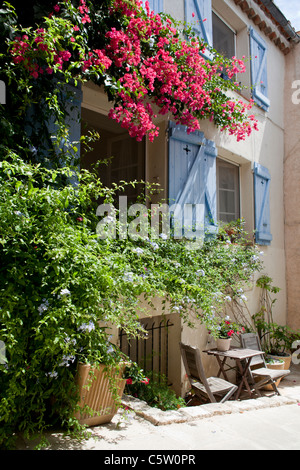 Bella casa provenzale decorato con fiori di bouganville Grimaud Var Costa Azzurra, Francia. Foto Stock