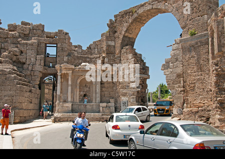 Side Turchia rovine Romane Arch archeologia della città Foto Stock