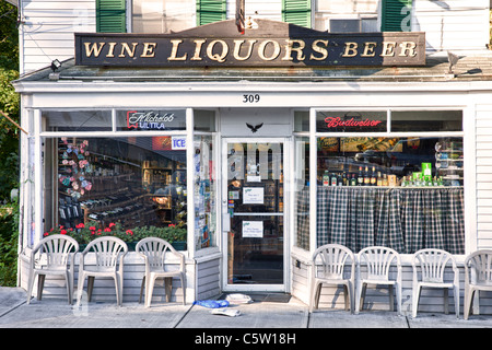 Negozio di liquori su Main Street a Wellfleet, Massachusetts Foto Stock