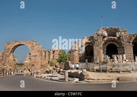 Side Turchia rovine Romane Arch archeologia della città Foto Stock