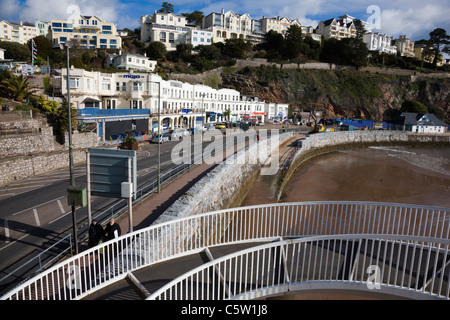 Il ponte di metallo e le ringhiere con scala a chiocciola che conduce in basso verso la spiaggia di Torquay, Devon Foto Stock