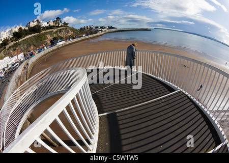 Il ponte di metallo e le ringhiere con scala a chiocciola che conduce in basso verso la spiaggia di Torquay, Devon Foto Stock