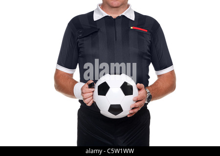 Foto di una partita di calcio o il calcio arbitro tenendo una palla e fischiare, rosso e giallo carte in tasca, Foto Stock