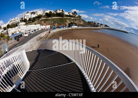 Il ponte di metallo e le ringhiere con scala a chiocciola che conduce in basso verso la spiaggia di Torquay, Devon Foto Stock