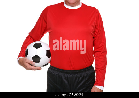 Foto di una partita di calcio o giocatore di calcio tenendo una palla al suo fianco, isolata su uno sfondo bianco. Foto Stock