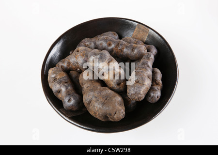 Tartufo de Chine blu-viola le patate in una ciotola, vista in elevazione Foto Stock