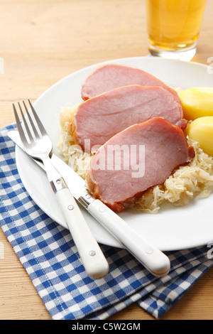 Carne di maiale affumicato chop, con patate e crauti su piastra Foto Stock