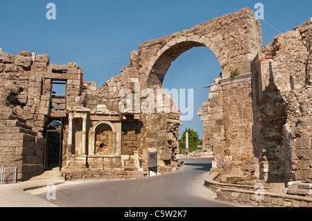 Side Turchia rovine Romane Arch archeologia della città Foto Stock