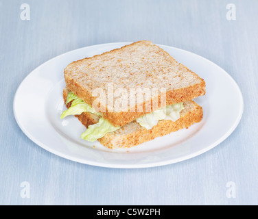 Tutto pasto tostare sandwich con insalata iceberg sulla piastra Foto Stock