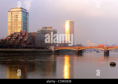 Vauxhall Bridge e della Millbank Tower - Londra Foto Stock