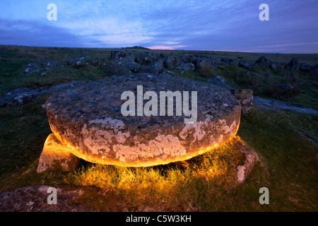 Resti di un Apple pietra di schiacciamento tra hut cerchio rovine a Merrivale insediamento sul Dartmoor Devon Regno Unito Foto Stock