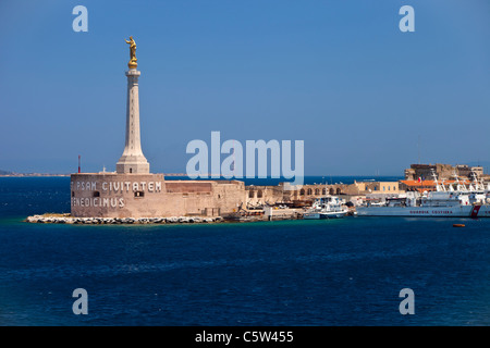 Vergine Maria affacciato sul porto di Messina, Sicilia Italia Foto Stock