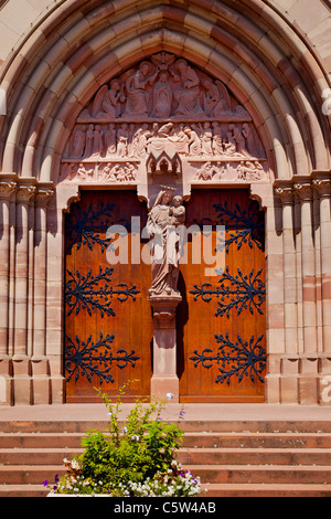 La porta anteriore di Saint Pierre e la chiesa di Saint Paul a Obernai, lungo la strada del vino Alsaziano Bas-Rhin Francia Foto Stock