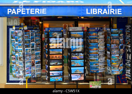 Una carta e book shop nel centro della città, Pleneuf Val Andre FR Foto Stock