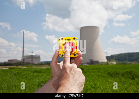 In Germania, in Baviera, Unterahrain, mano di uomo premendo spegnere il pulsante vicino AKW Isar Foto Stock