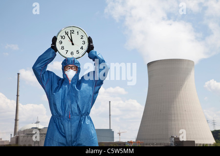 In Germania, in Baviera, Unterahrain, uomo in indumenti da lavoro protettiva azienda orologio a AKW Isar Foto Stock