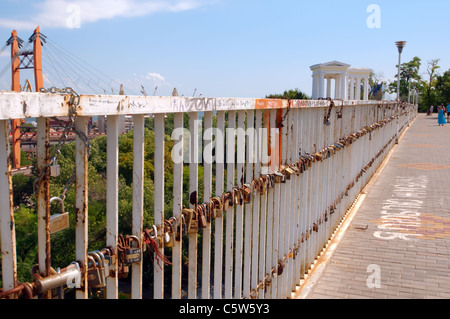 Serrature su la madre-in-legge del ponte a Odessa, il carattere d'amore. Odessa, Ucraina Foto Stock