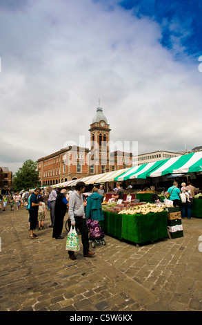 Chesterfield Market Hall e il mercato all'aperto. Foto Stock
