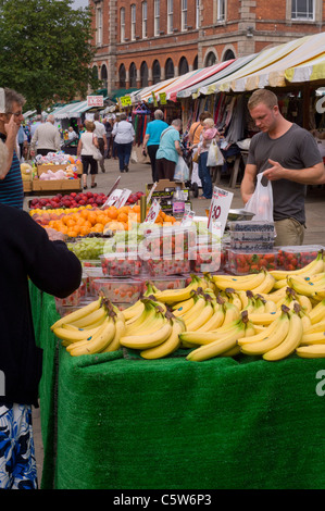 Frutta sulle bancarelle nel mercato di Chesterfield Foto Stock