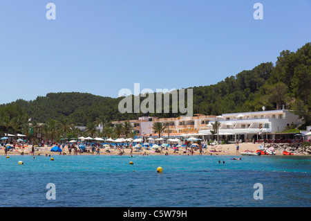 Ibiza, Isole Baleari, Spagna - piccolo villaggio di Port de Sant Miquel. Vista generale nella baia con spiaggia, mare, alberghi. Foto Stock