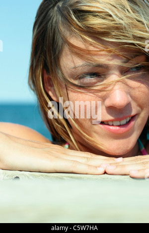 L'Italia, Sardegna, giovane donna sulla spiaggia, ritratto, close-up Foto Stock