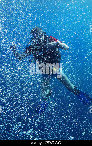 Asia Indonesia Bali, subacqueo, bolle nel mare azzurro acqua Foto Stock