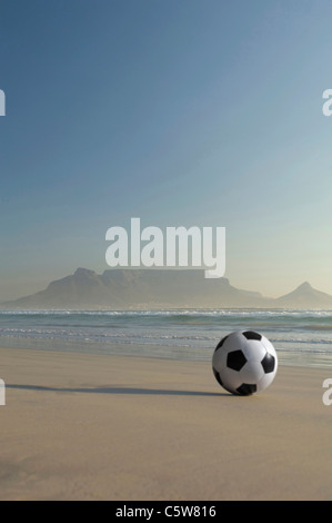 Africa, Sud Africa, Kapstadt, palla calcio sulla spiaggia Foto Stock