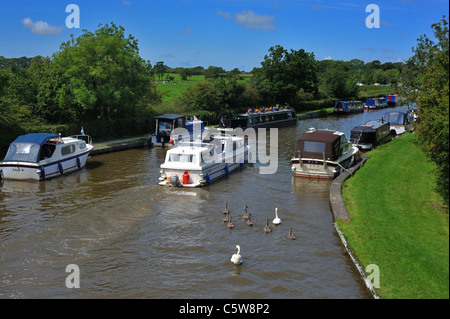 Barche in Lancaster Canal a Garstang , Lancashire. Foto Stock