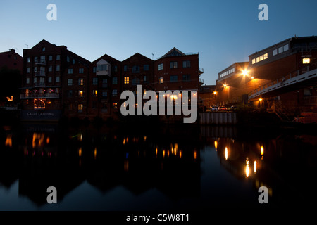 Leeds e Liverpool Canal in Leeds City Centre al crepuscolo Foto Stock