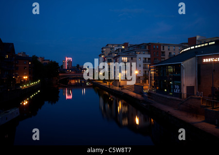 Leeds e Liverpool Canal in Leeds City Centre al crepuscolo Foto Stock