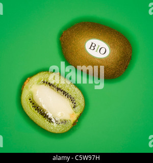 Intero e fette di kiwi, vista in elevazione Foto Stock