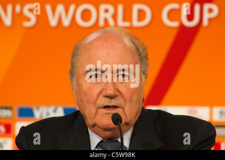 Presidente della FIFA Joseph Blatter affronta una questione alla conferenza stampa di apertura del 2011 Coppa del Mondo Donne torneo. Foto Stock