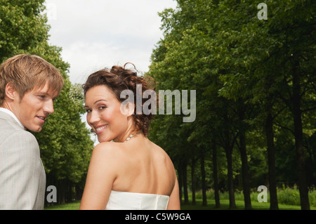 In Germania, in Baviera, coppie in viaggio di nozze in park, sorridente, ritratto, close-up Foto Stock