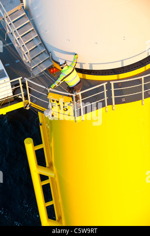 Il jack up barge, Kraken, si abbassa di una sezione della torre in posizione sul Walney per centrali eoliche offshore project, Cumbria, Regno Unito. Foto Stock