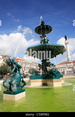 Il Portogallo, Lisbona, Fontana e il monumento al Dom Pedro IV nella piazza Rossio Foto Stock