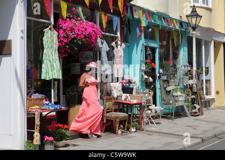 Antiquariato e abbigliamento Vintage shop in Hastings Old Town, East Sussex, England, Regno Unito, GB Foto Stock